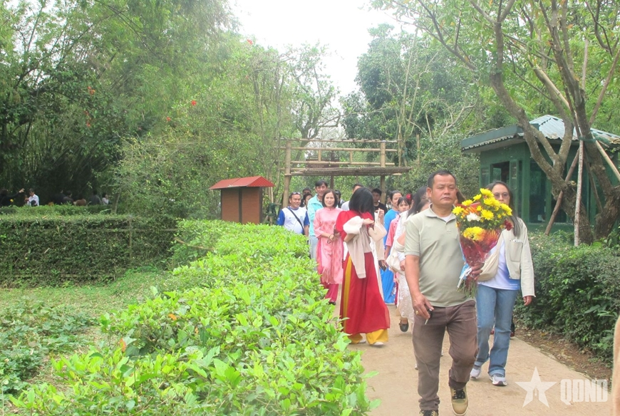 Hàng nghìn người dân, du khách thăm quê Bác đầu Xuân
